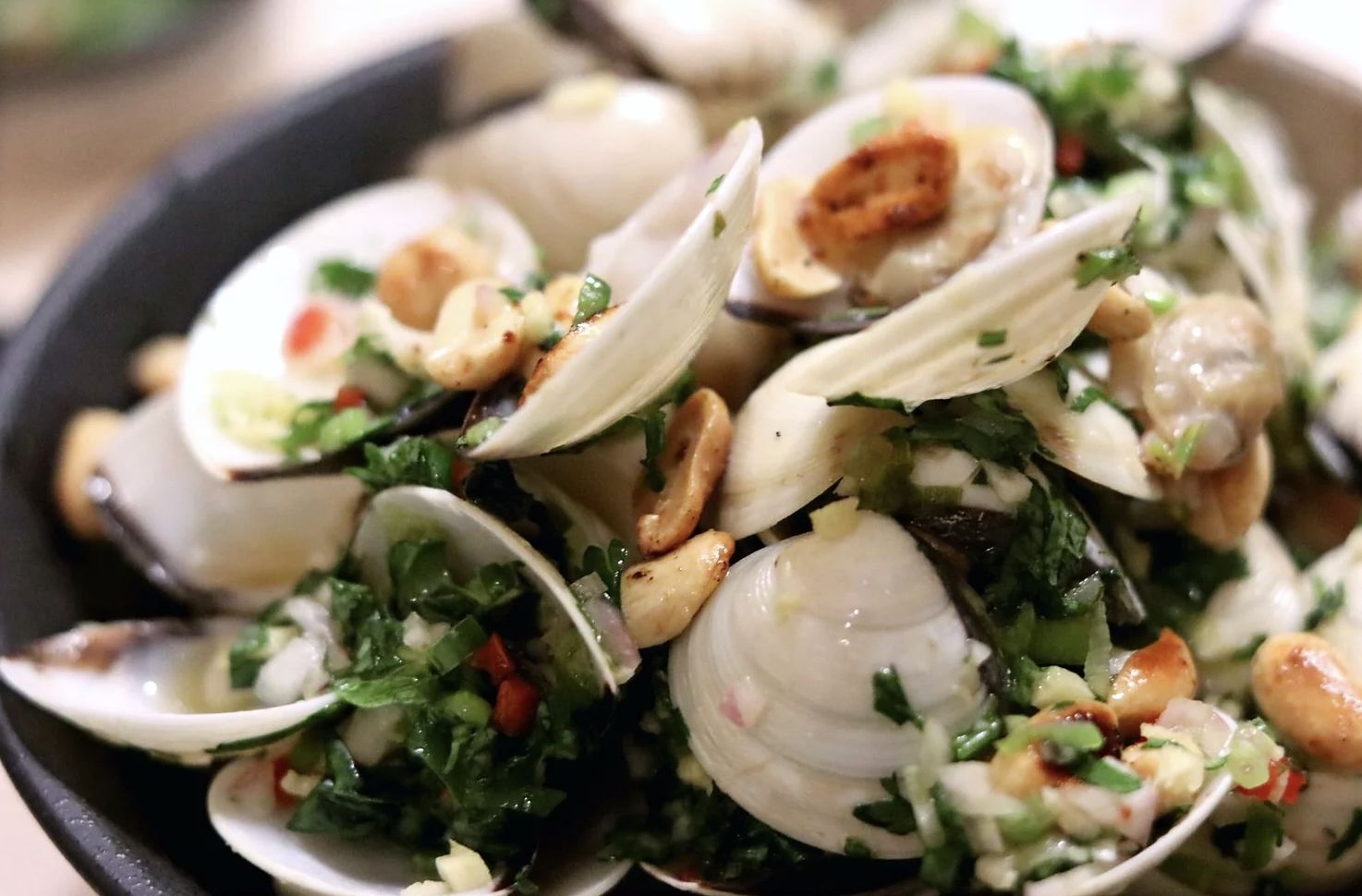 Ngao Nuong Hanh Toi (Vietnamese Herbs Clams)