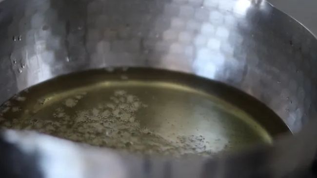Making sping onion oil1 1