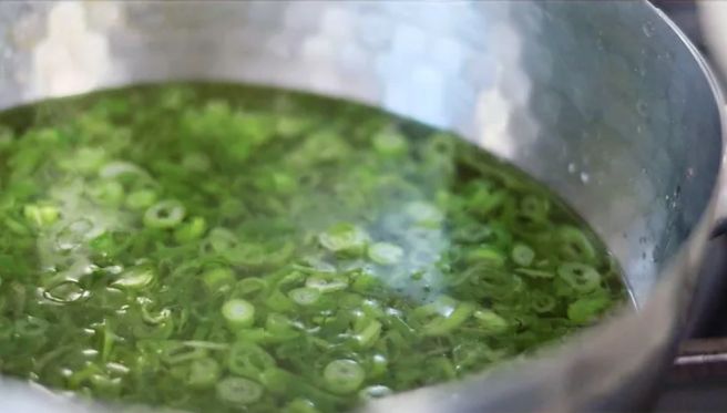 making spring onion oil 2